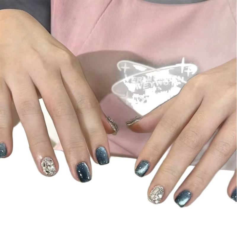 Faux ongles bleus effet œil de chat avec strass et scintillement discret
