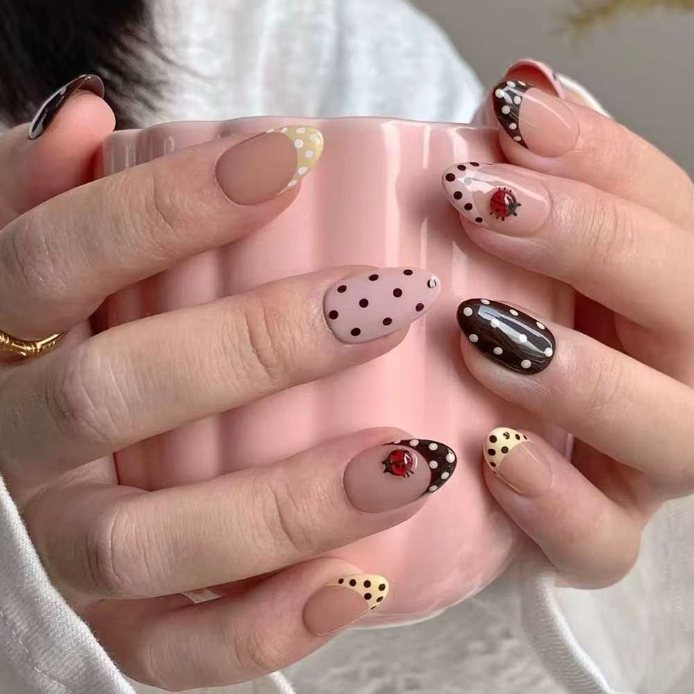 24 pièces/ensemble court ovale 3D gel fleur coccinelle conception à pois pointe française presse sur les ongles acryliqu