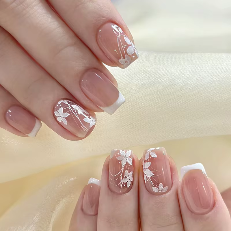 24 pièces Simple court Girly blanc Floral manucure mignon et doux portable faux ongles finition Nail Art ensemble