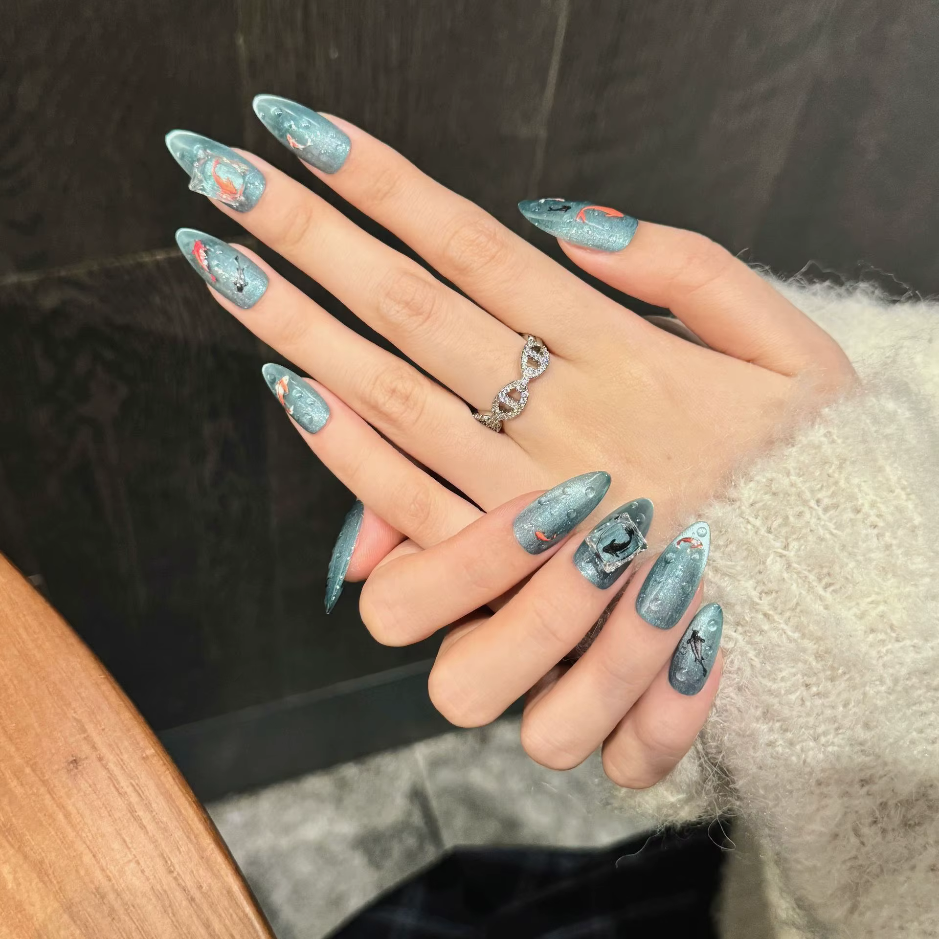 Presse à la main sur les ongles bonne chance poisson Style chinois faux