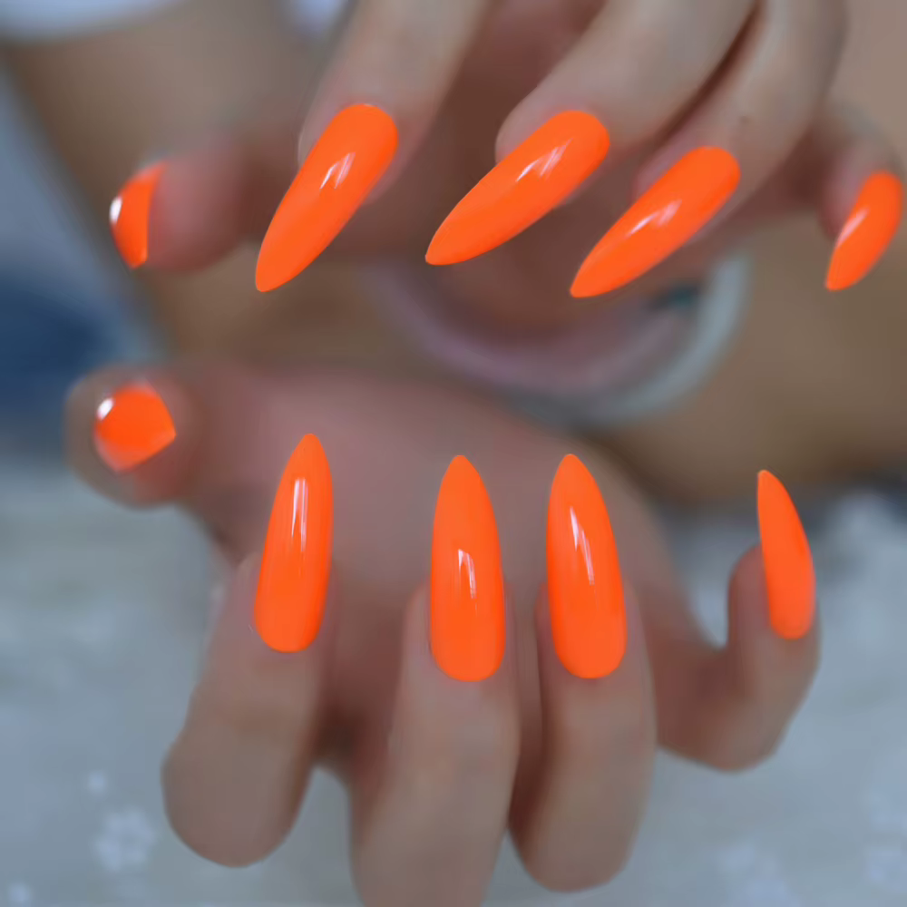 Faux ongles néon extrêmement longs