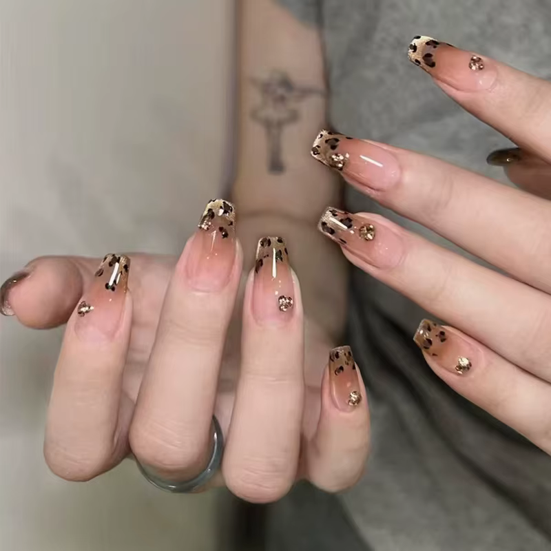 Faux ongles longs à presser