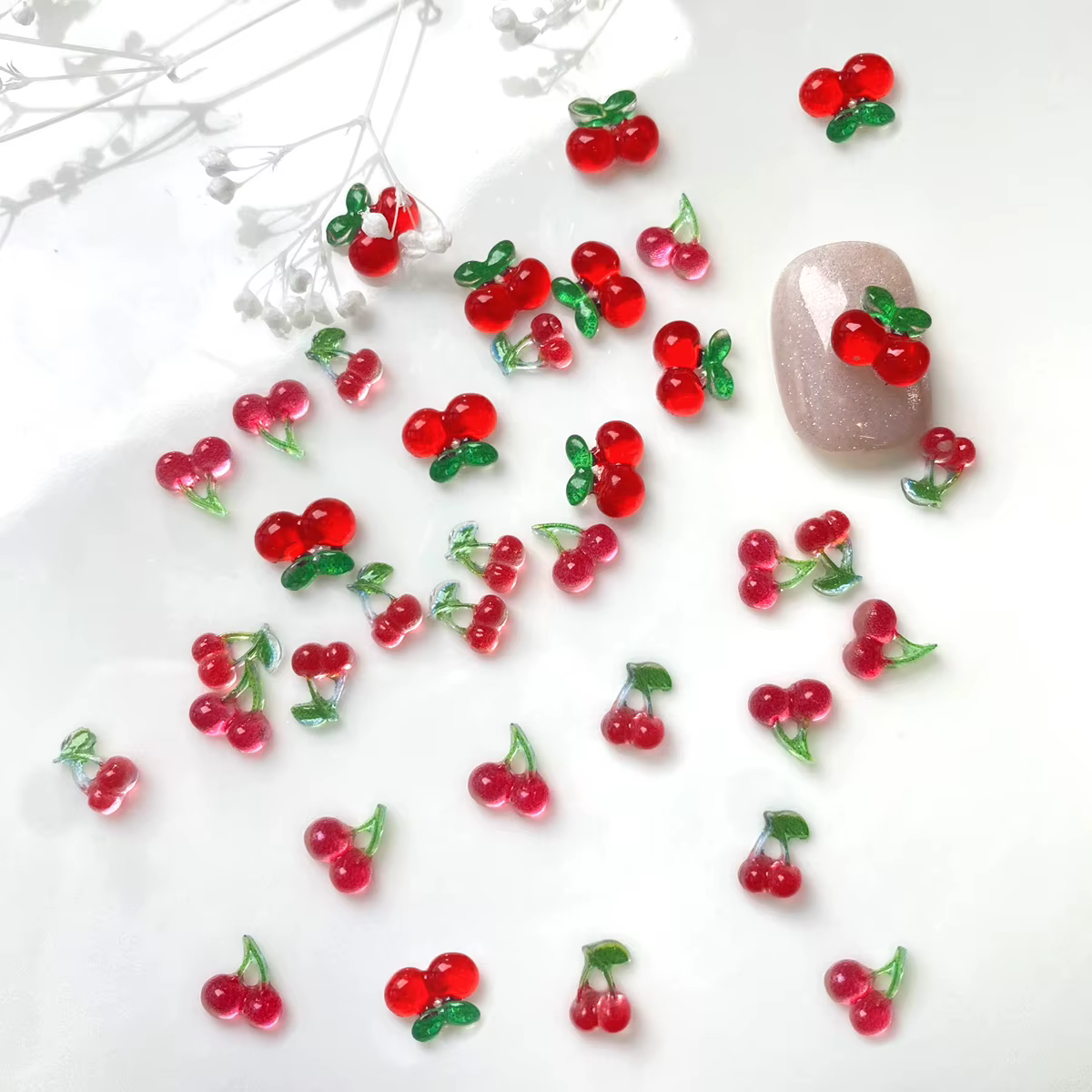 50 pièces de décorations d'ongles en résine de cerise rouge 3D de tailles variées