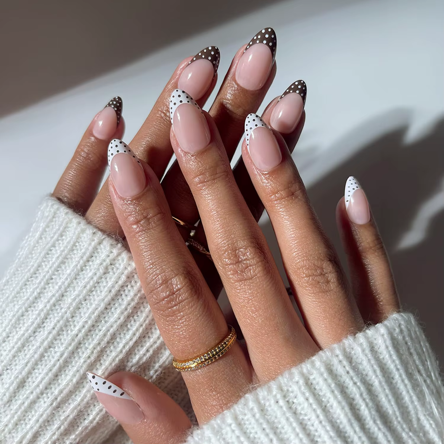 Faux ongles courts en forme d'amande avec pointes françaises à pois