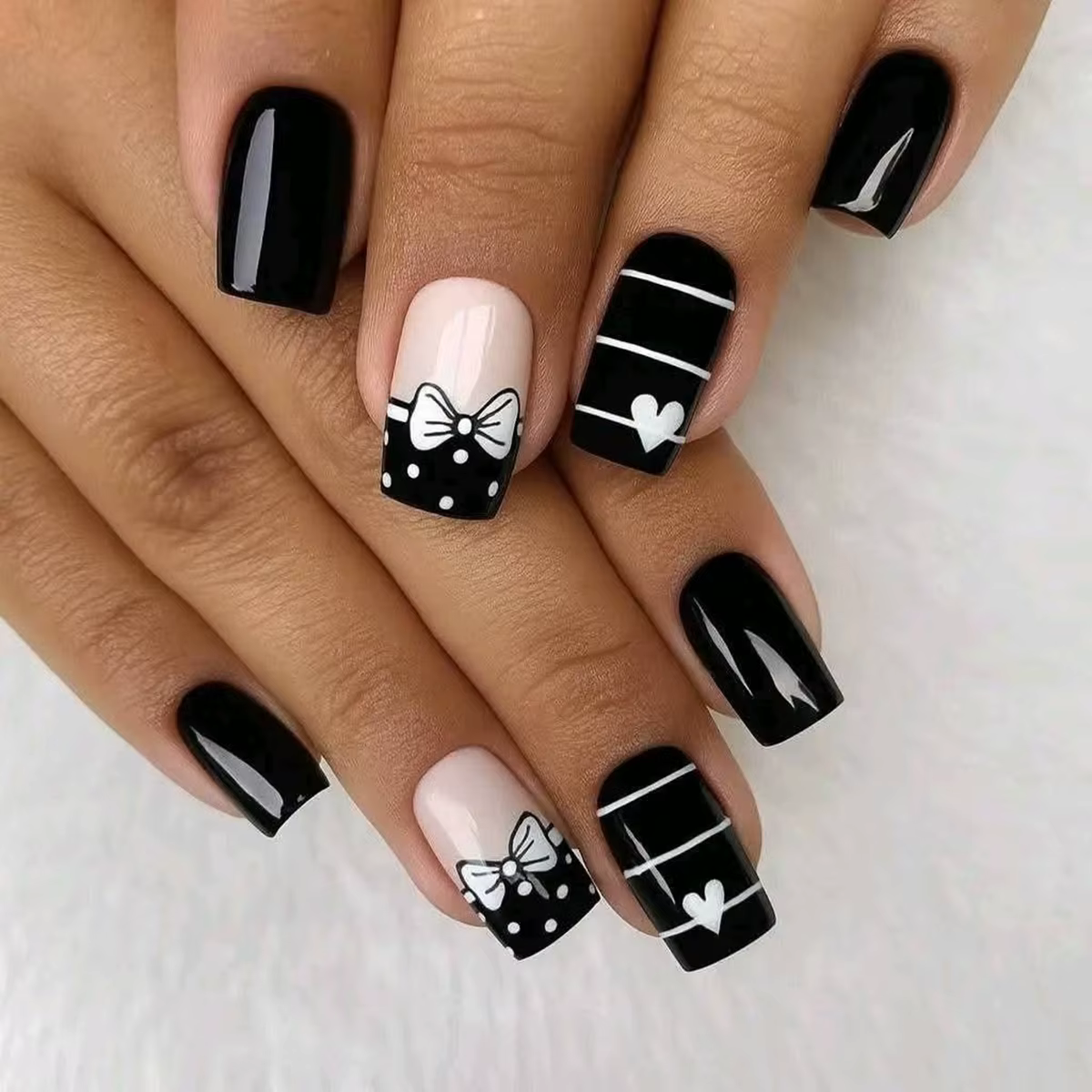 Ensemble complet de 4 paquets/96 faux ongles carrés courts