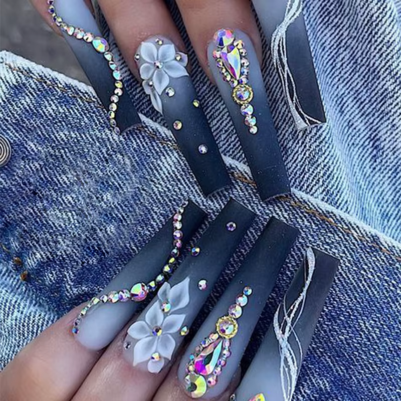 Faux ongles mi-longs avec motif de fleur en forme de cœur 3D