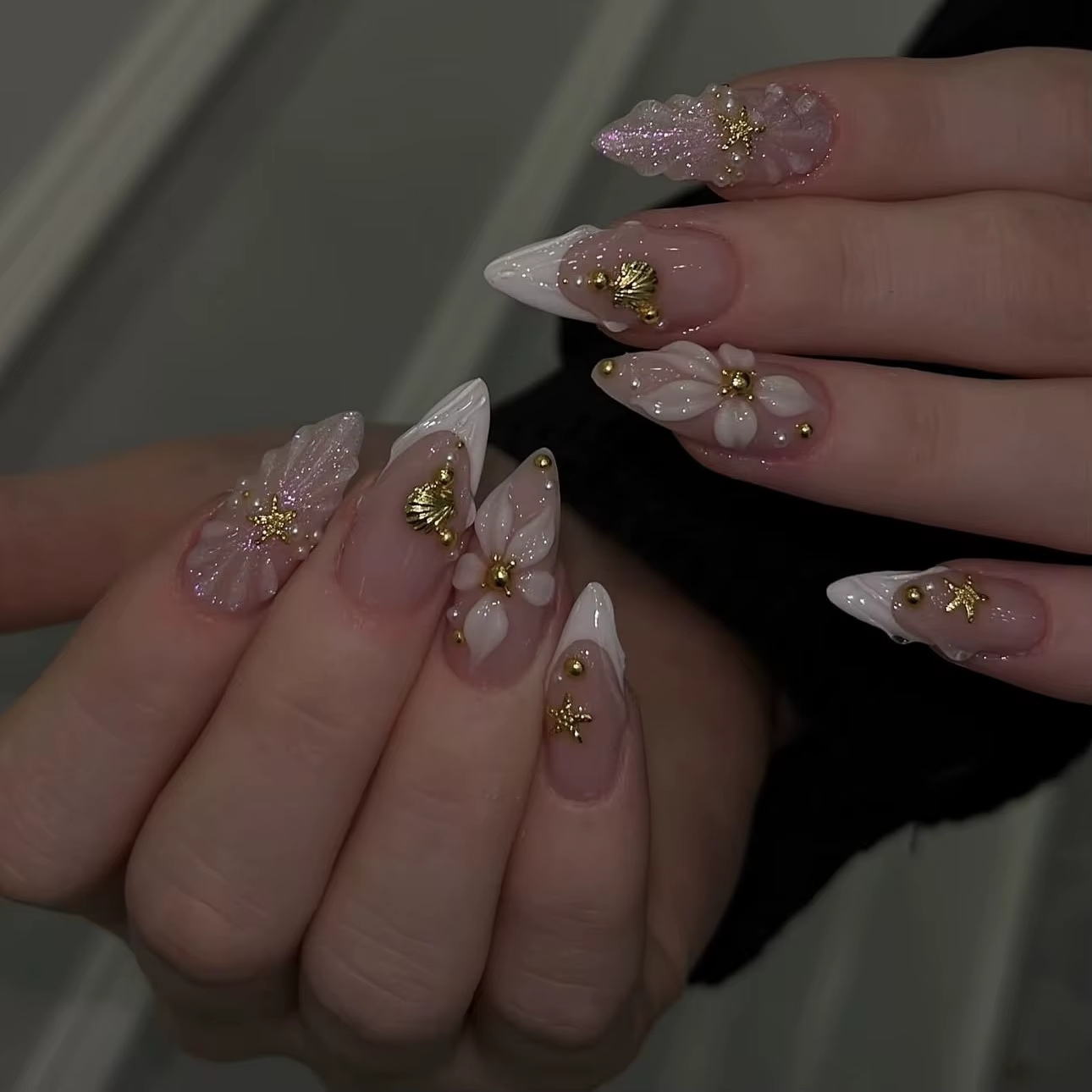 24 pièces de luxe or 3D presse florale sur les ongles amande vague métallique faux