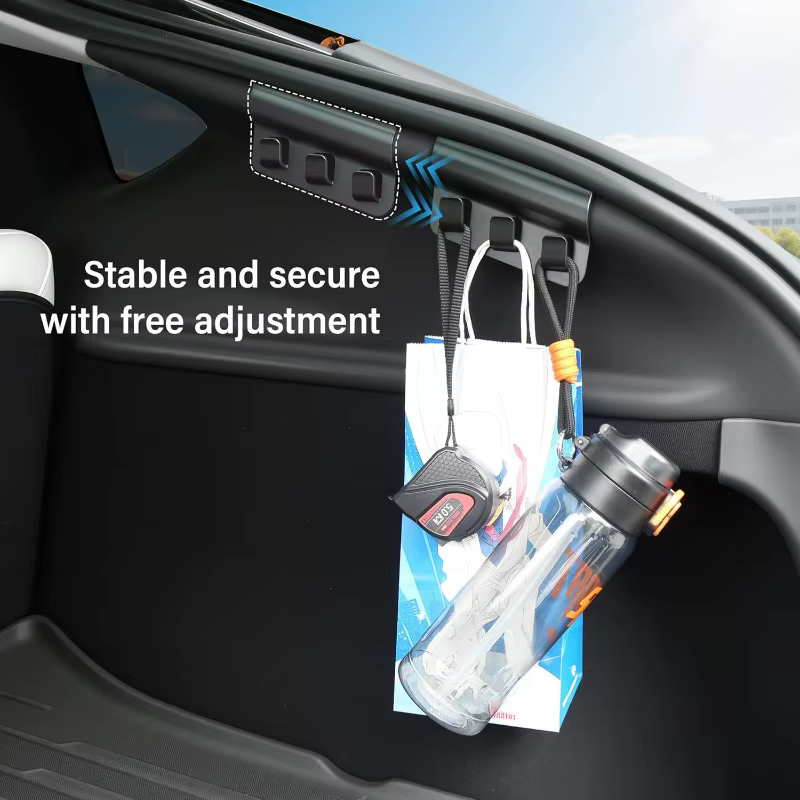 Crochets de coffre conçus pour les variantes Model Y Juniper, pratiques pour organiser les sacs de courses et autres petits objets dans la voiture