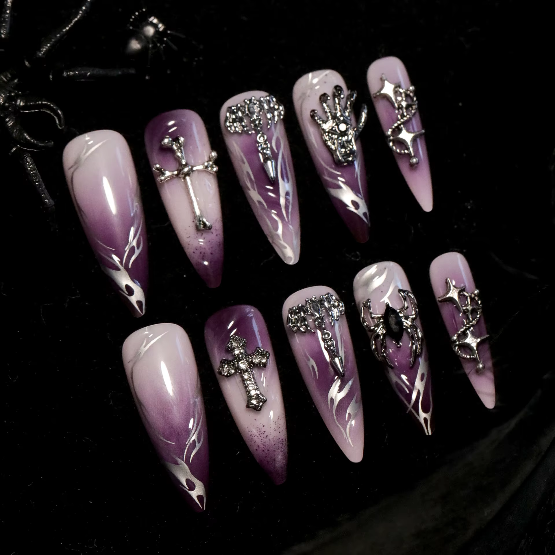 Faux ongles longs en amande pour Halloween