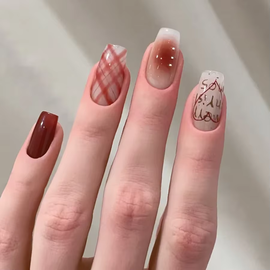 Faux ongles avec lettre caramel et MSI autocollante