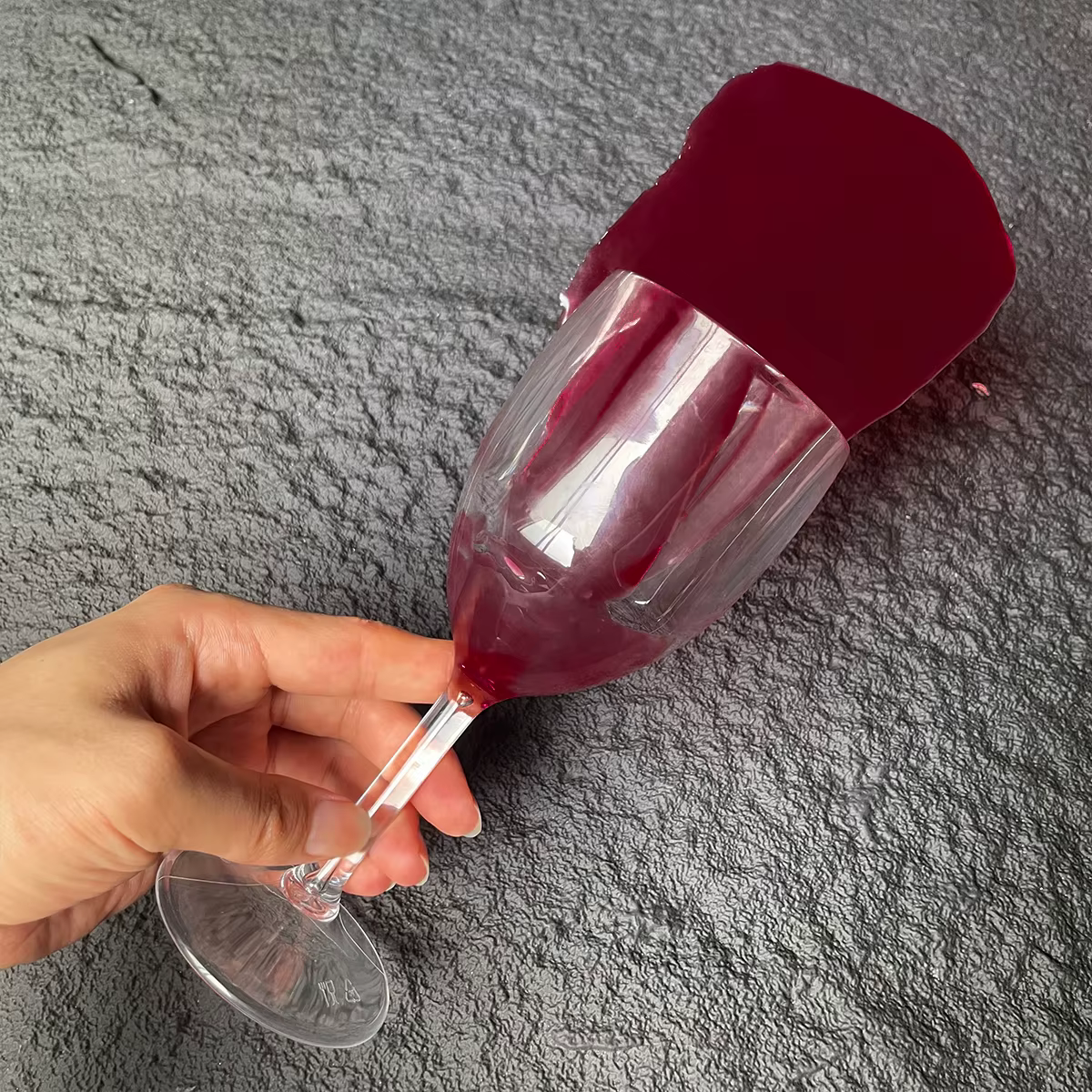 Faux verre à vin rouge réversé réaliste, accessoire de farces, tasse retournée artificielle pour fête Gag, décoration de maison, photographie