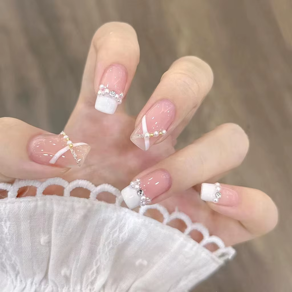 Doux français à la main porter des ongles Niche minimaliste moyen Nail Art patchs croix perle queue de poisson faux