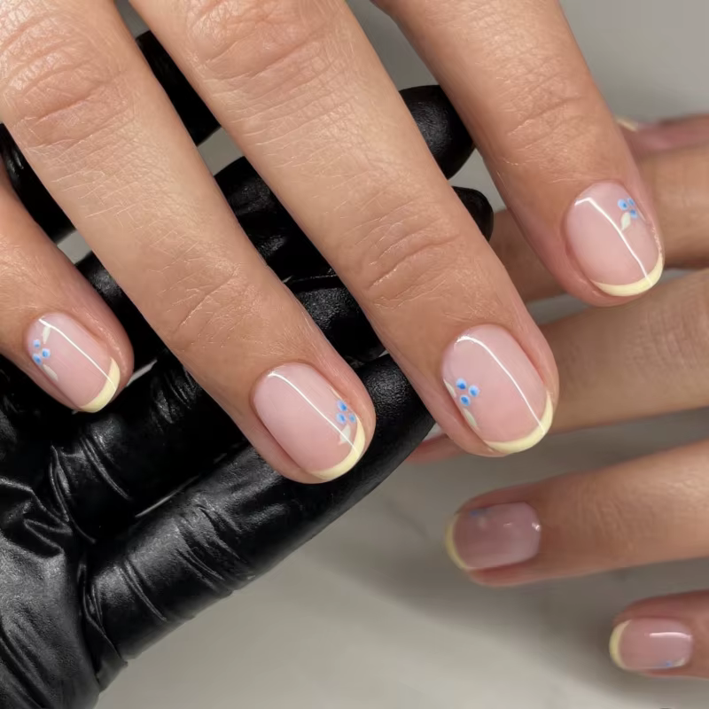 Mignon myrtille peint à la main portable Nail Art jaune français court rond faux ongles détachable fini