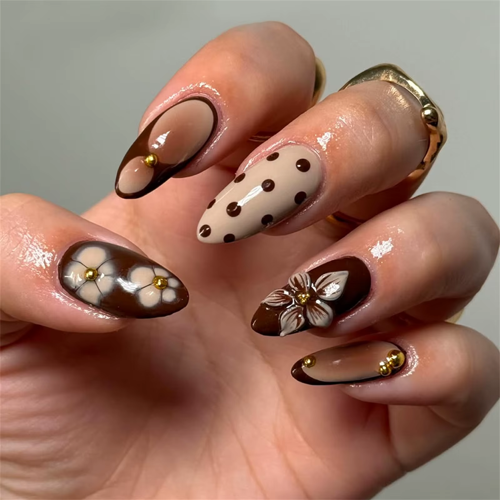 Faux ongles marron amande