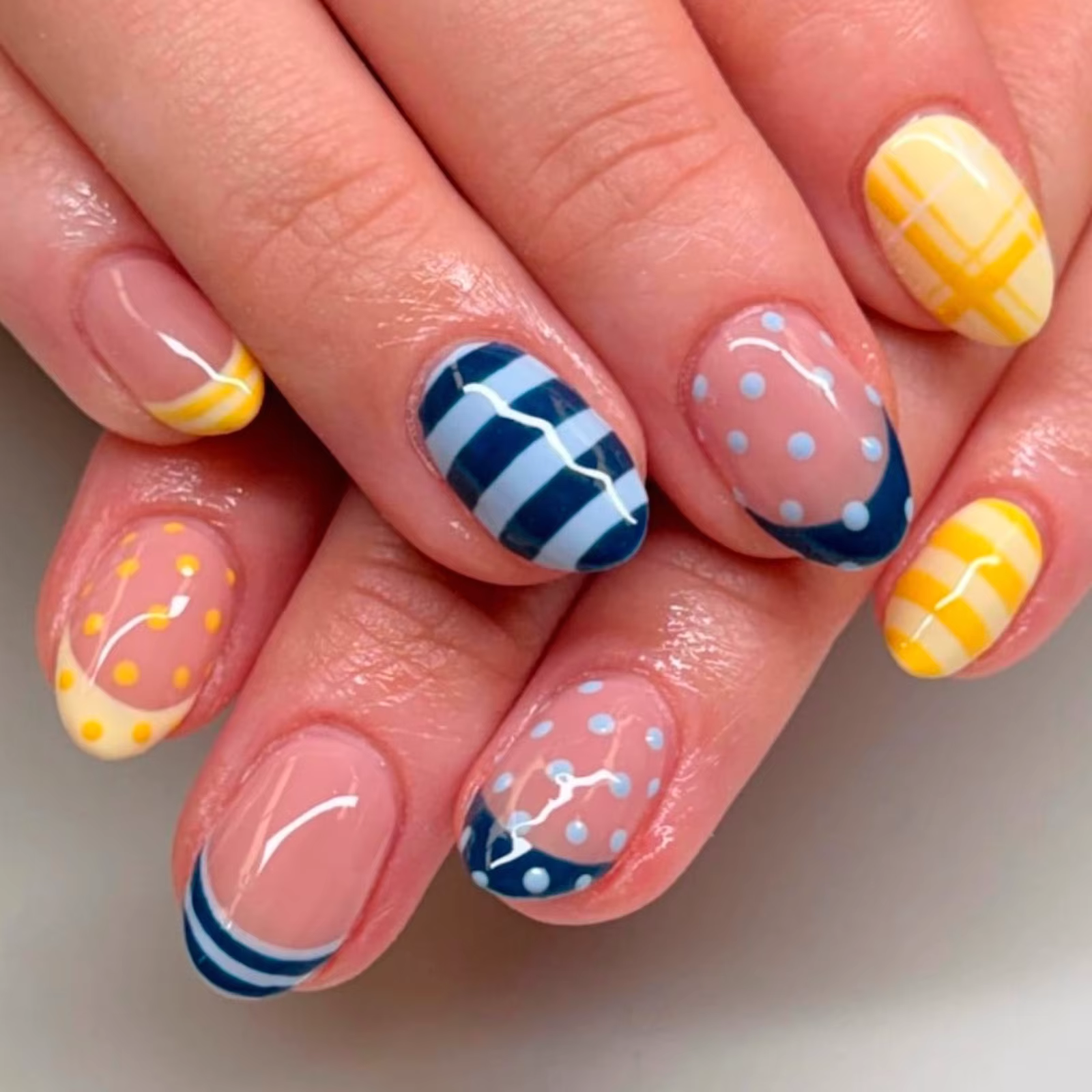 Faux ongles amande blancs rayés simples