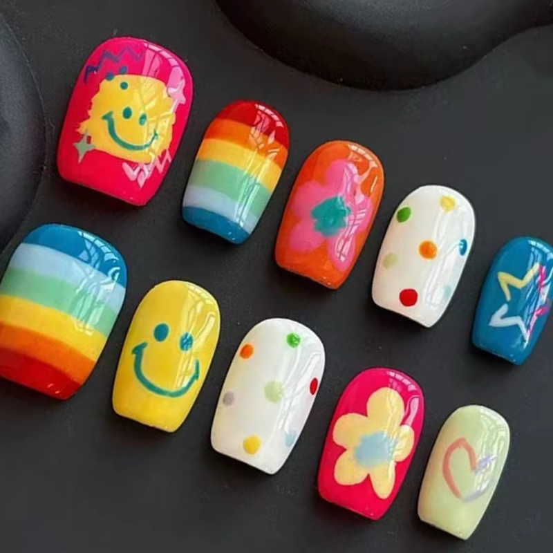 30 faux ongles amusants et mignons de style court à presser avec un design inspiré de la dopamine