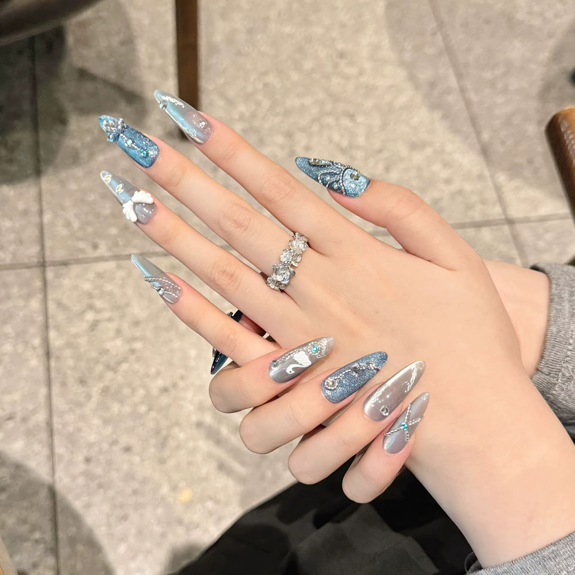 Faux ongles en forme de cygne blanc