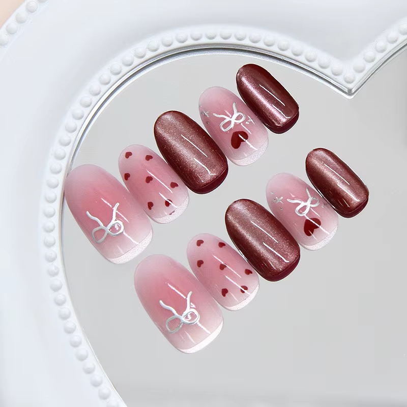 24 ongles ronds courts faits à la main. Rose transparent avec des yeux de chat brun-rougeâtre