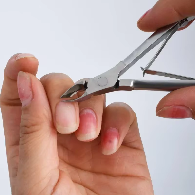 Pince à cuticules professionnelle à ressort pointu
