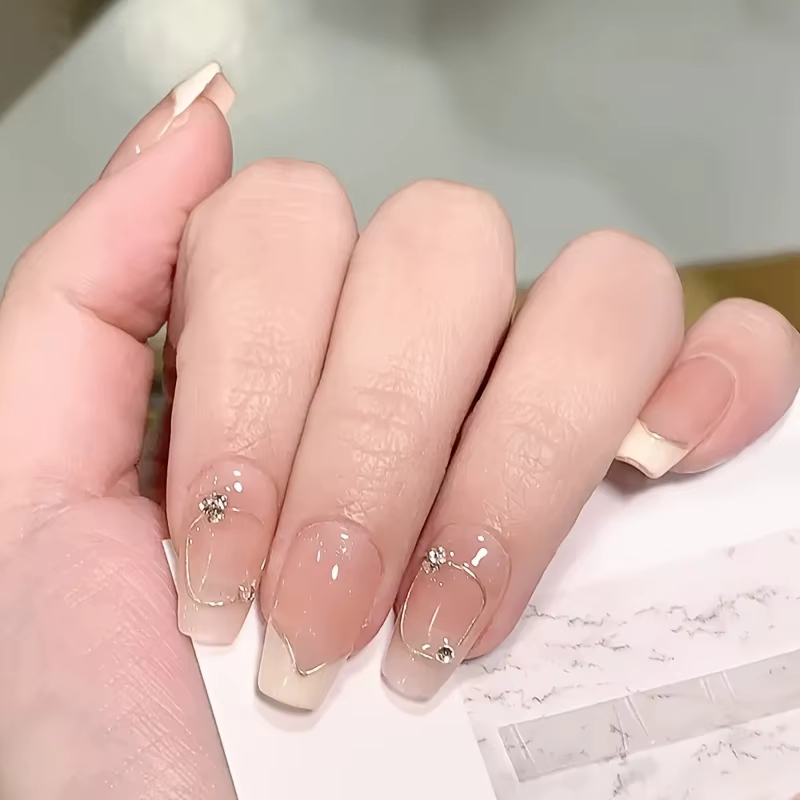 Faux ongles français faits à la main
