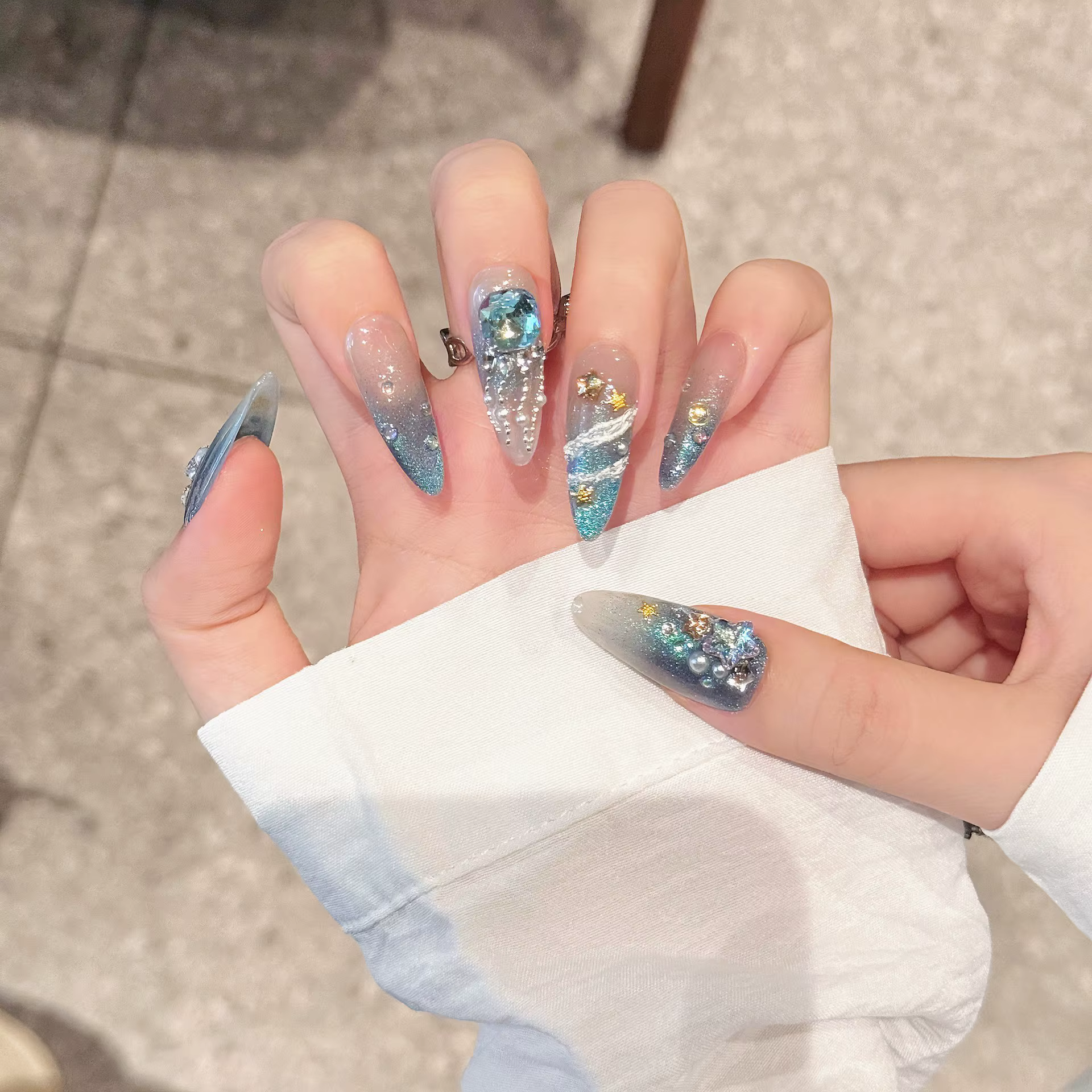 Faux ongles brillants faits à la main
