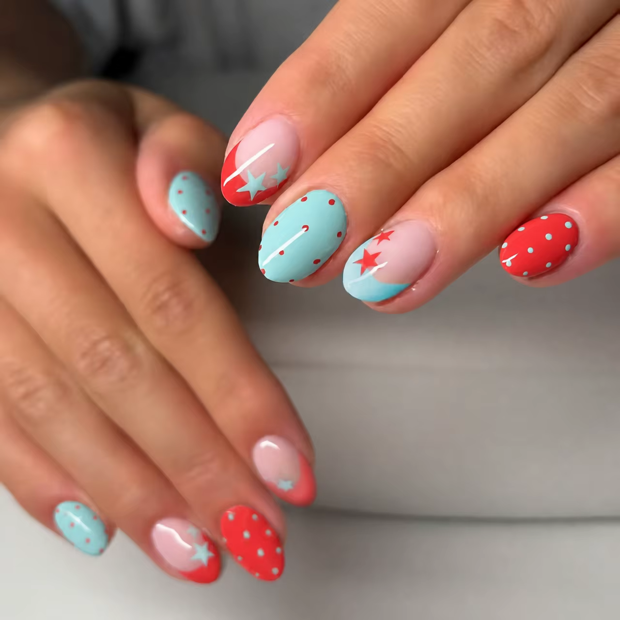 Faux ongles français jaunes à pression bleue et amande