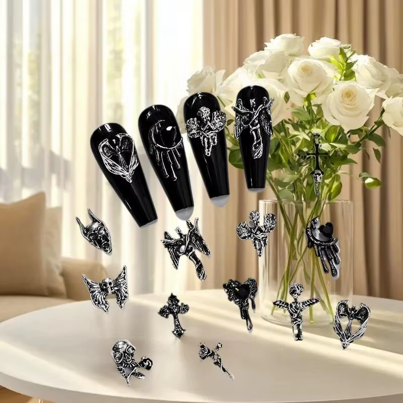 Breloques pour nail art en forme de croix vintage inspirées de 1.Y2K dans une décoration en métal à 12 grilles