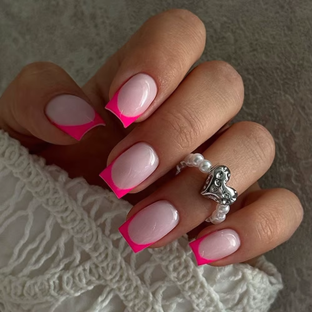 Faux ongles carrés courts à rayures colorées style French