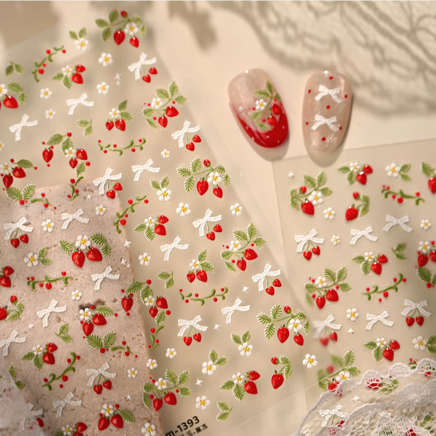 Autocollants 5D pour ongles motif vigne de fraises printanières