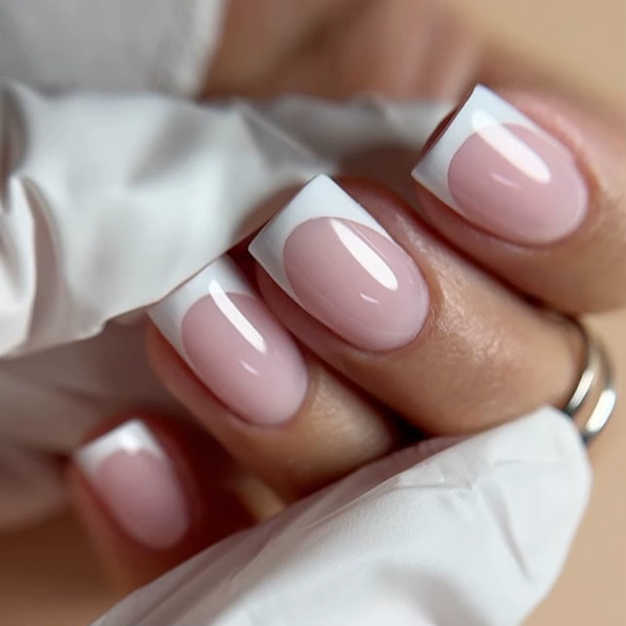 24 faux ongles courts carrés blancs simples à presser