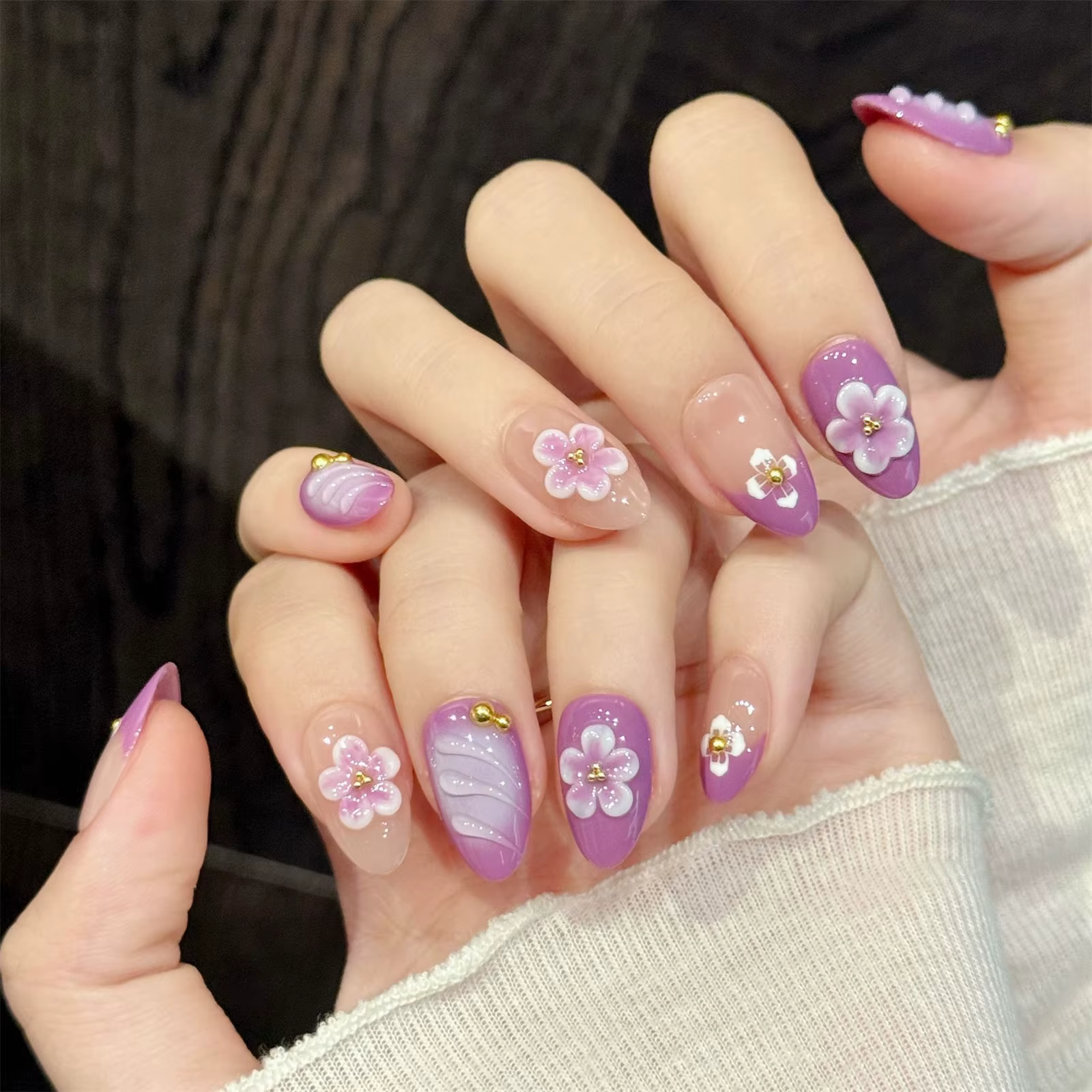 10 faux ongles dégradés rose et violet avec des motifs de fleurs en relief 3D