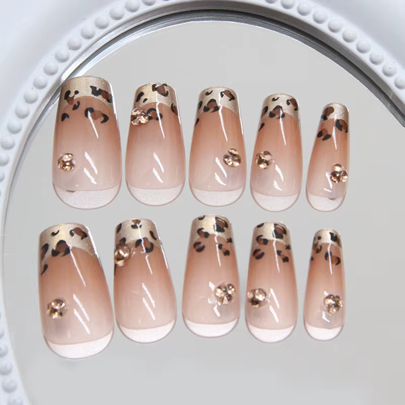 Faux ongles longs à presser