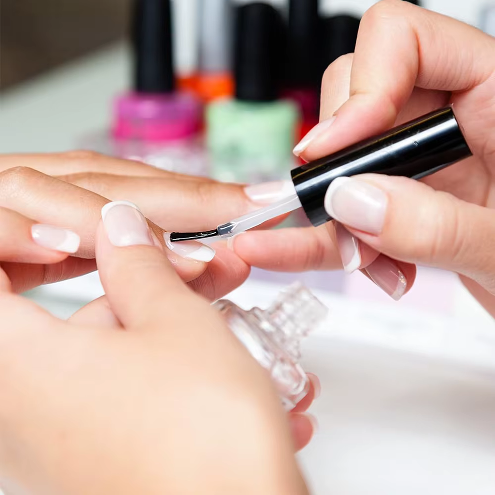 Bouteilles de vernis à ongles vides avec brosse