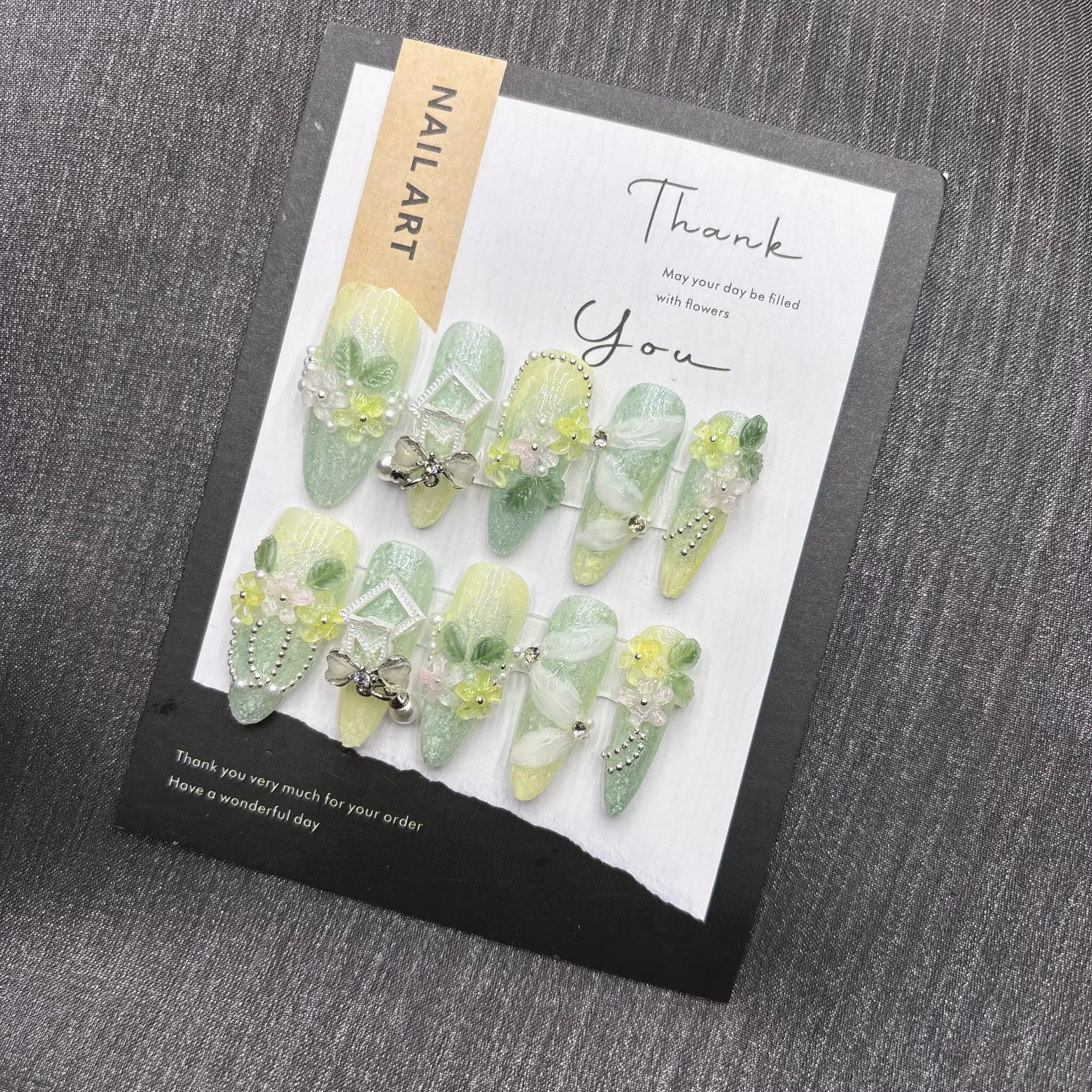 Clous à pression floraux verts doux d'inspiration naturelle avec botaniques en soie flexibles et détails métalliques