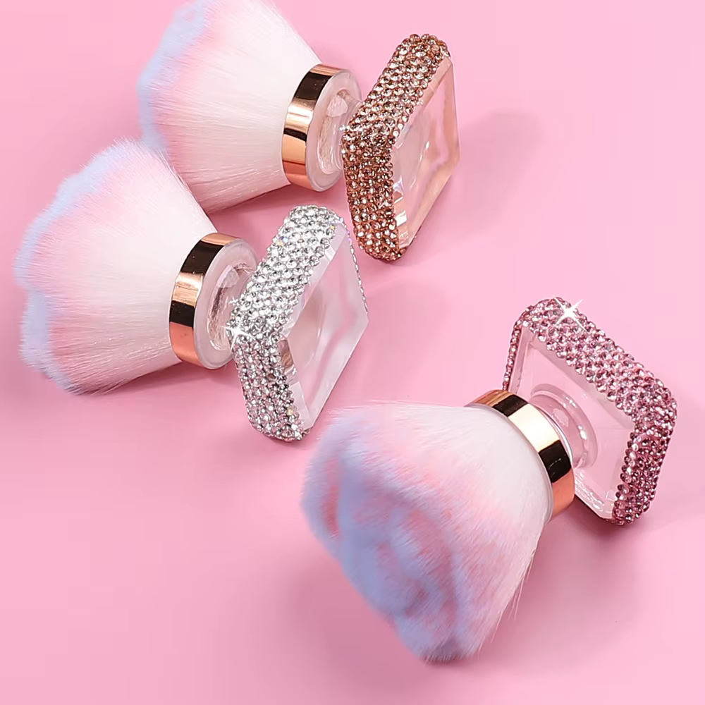 Brosse à poussière pour ongles ornée de strass