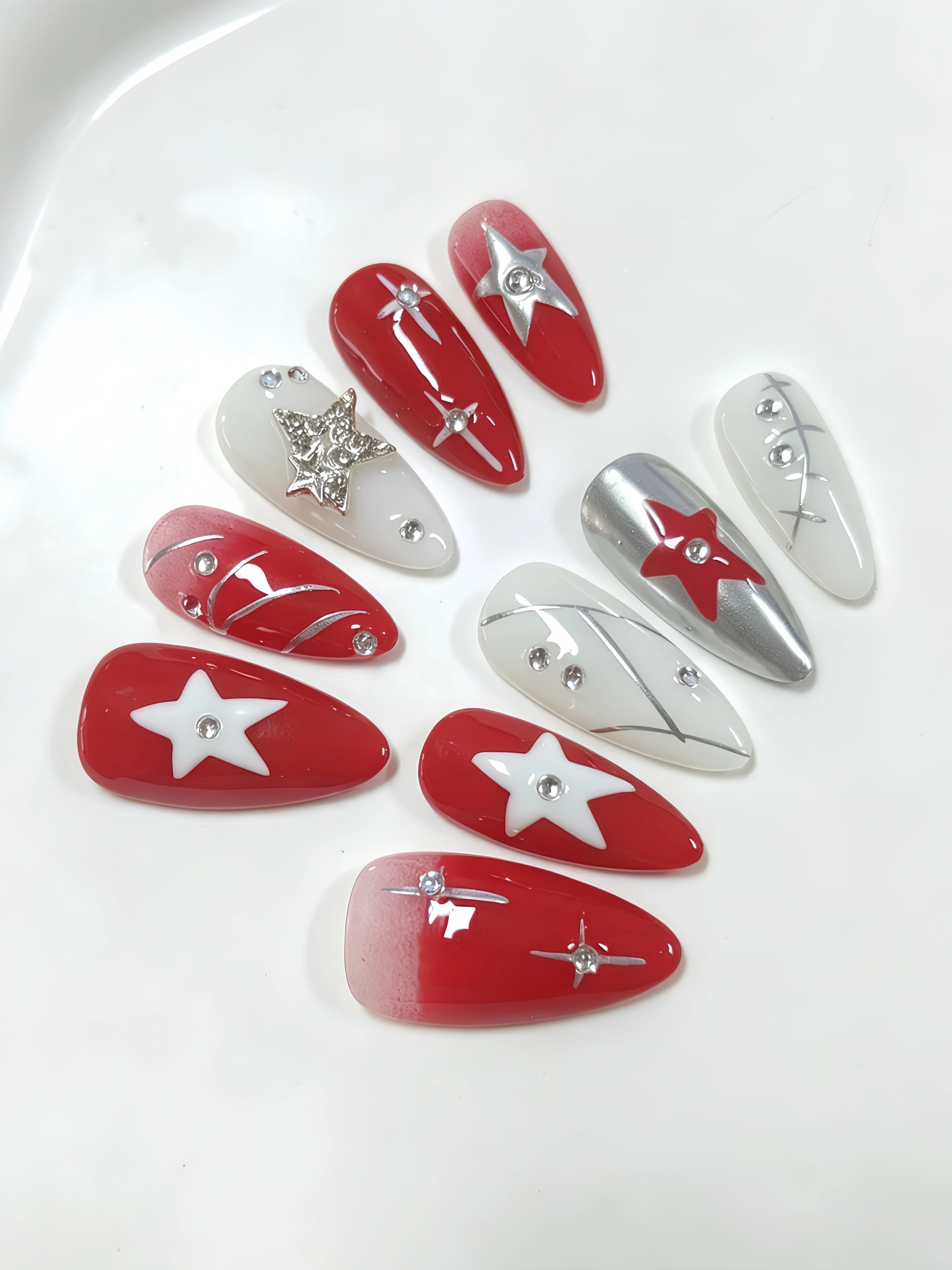 10 faux ongles de longueur moyenne en forme d'amande avec dégradé blanc laiteux et rouge