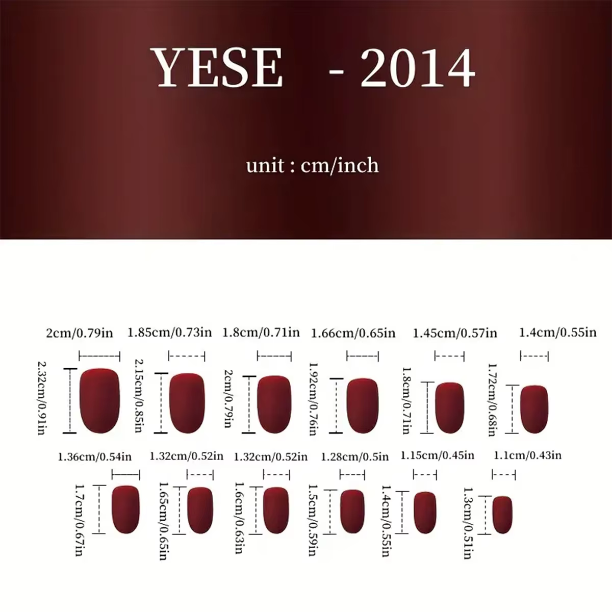 24 ongles carrés courts faits à la main. Base nude transparente avec des pois noirs et blancs à la française