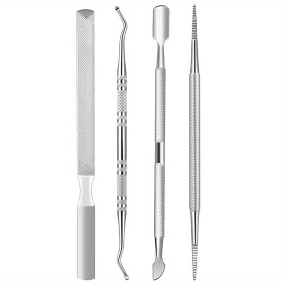 Kit de quatre pièces pour éliminer la peau morte et les saletés des ongles