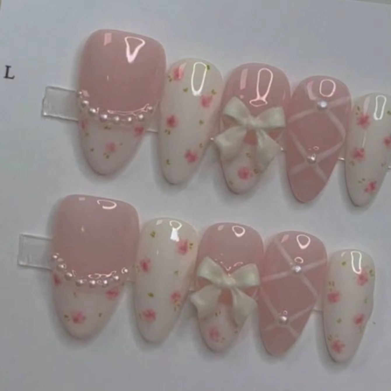 10 pièces de faux ongles à presser faits main, courts, en amande, style français, avec perles florales et nœuds, pour un look Y2K, 'hot girl', 'cute girl', 'balletcore', minimaliste et polyvalent.