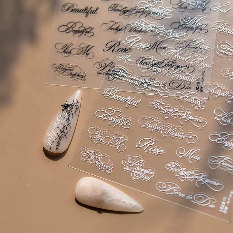 Autocollants pour ongles en lettres anglaises noires et blanches