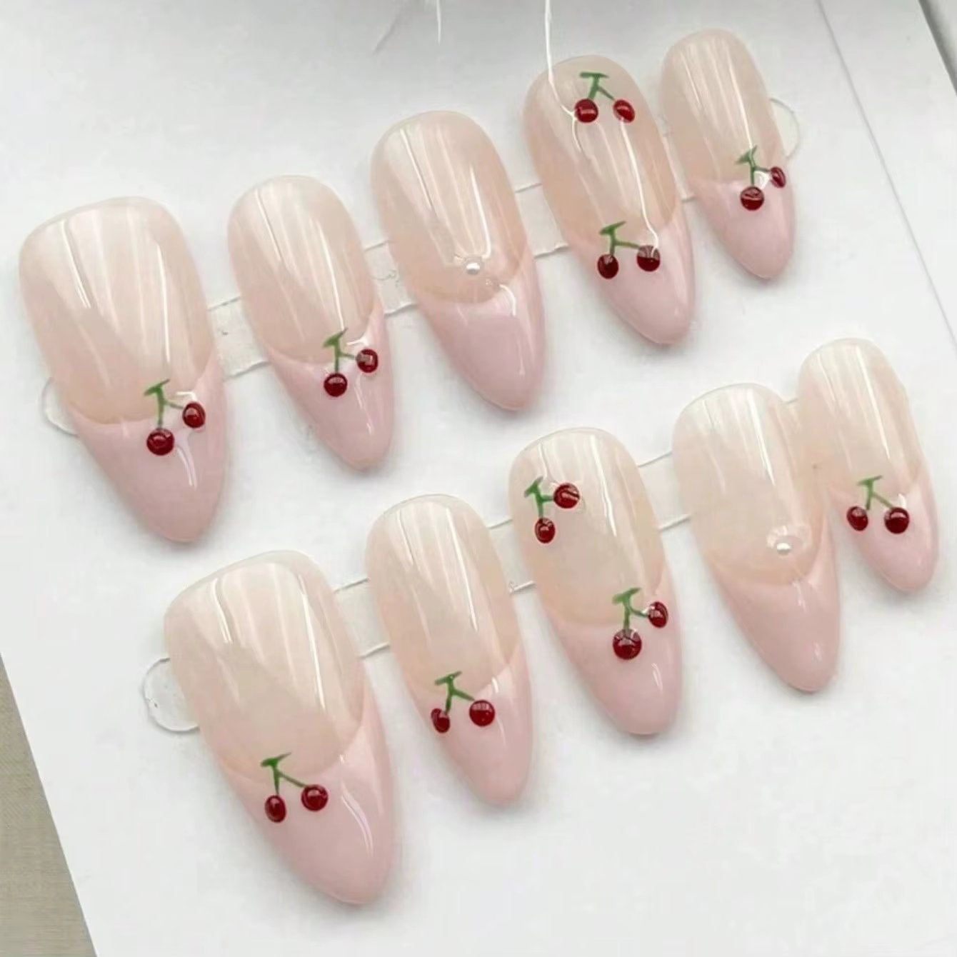10 faux ongles en amande de taille moyenne