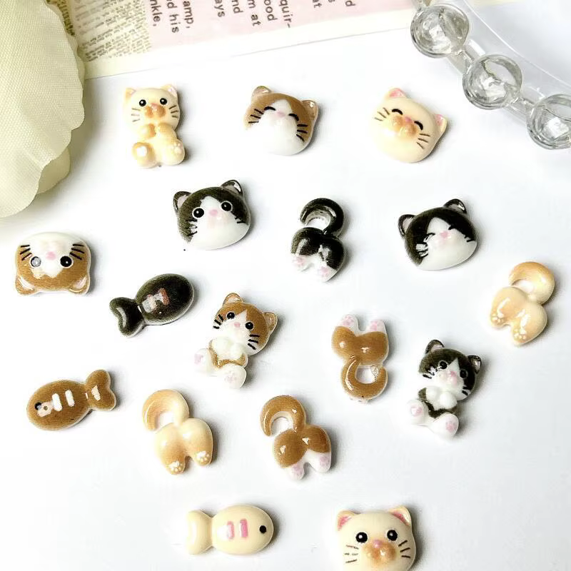 20 pièces dessin animé mignon chat tête fesses Nail Art breloques peinture lumineuse petit poisson