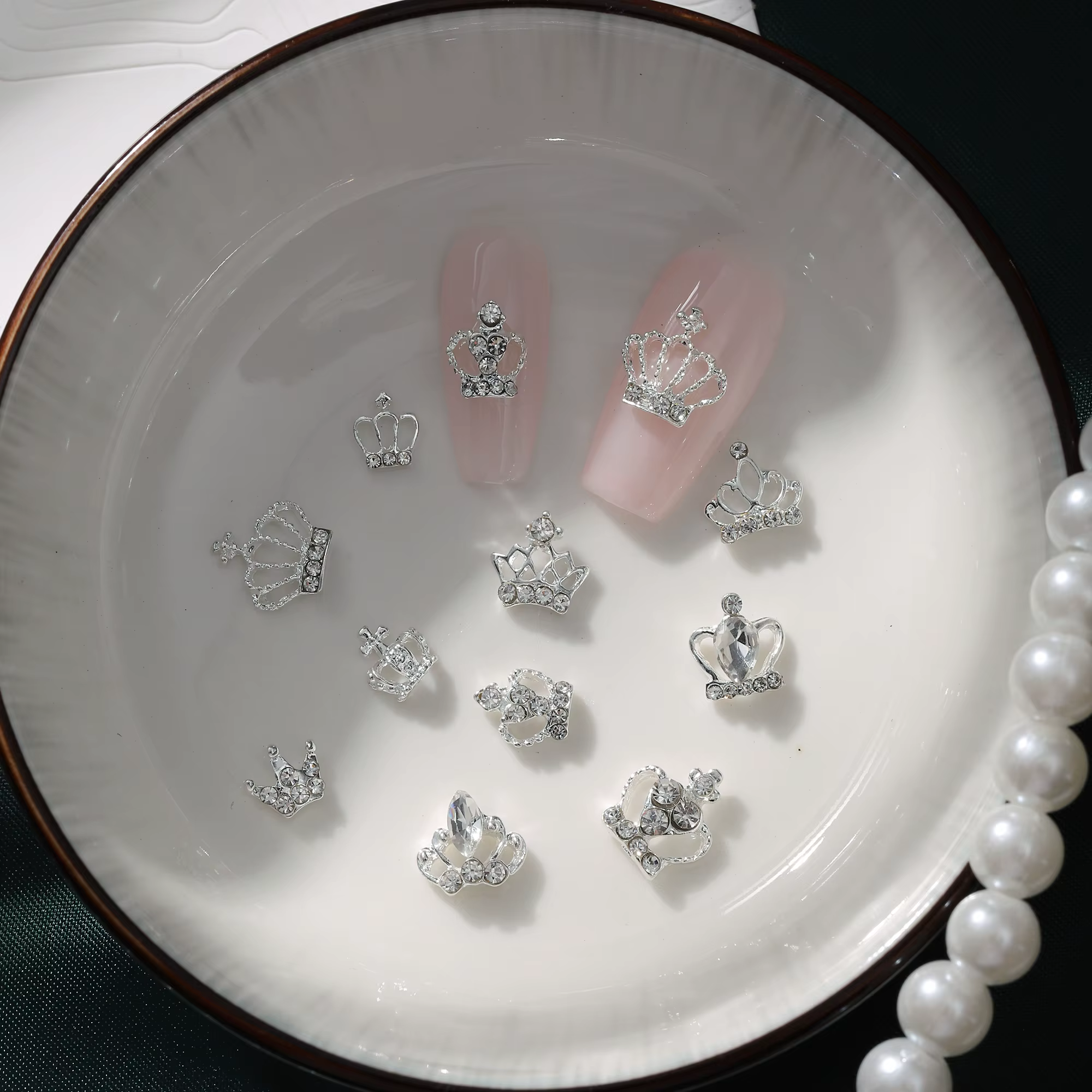 30 pièces de breloques de couronne exquises pour ongles