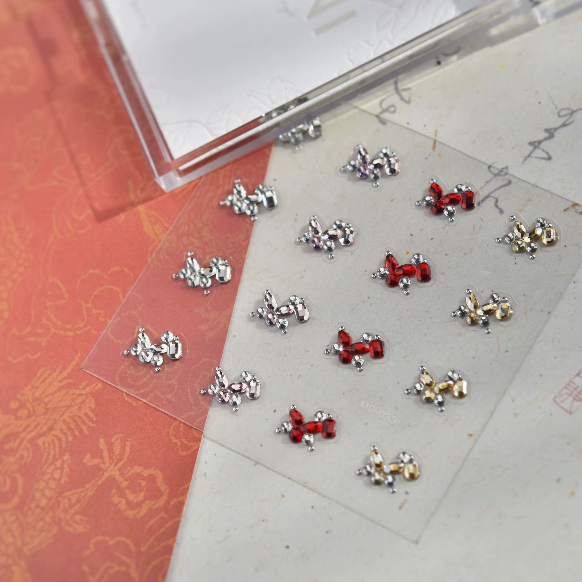Bijoux pour ongles en diamant avec des bords incrustés de diamants