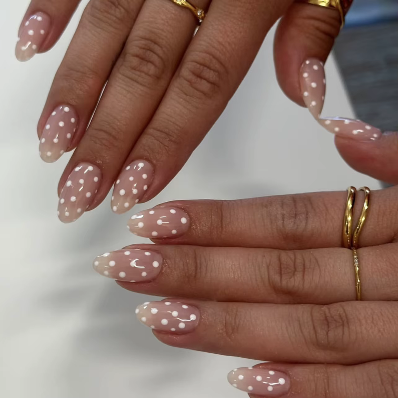 2025 Ins Simple presse sur ongles points noirs impression faux