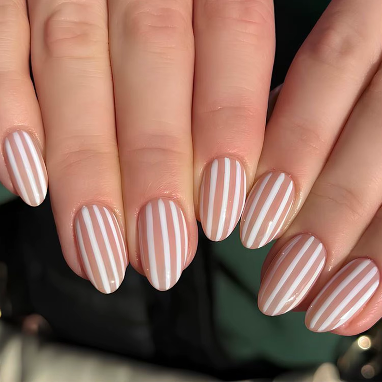 Faux ongles amande blancs rayés simples