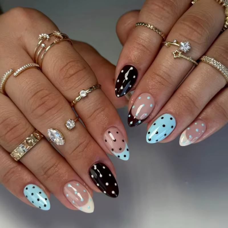 Faux ongles amande blancs rayés simples