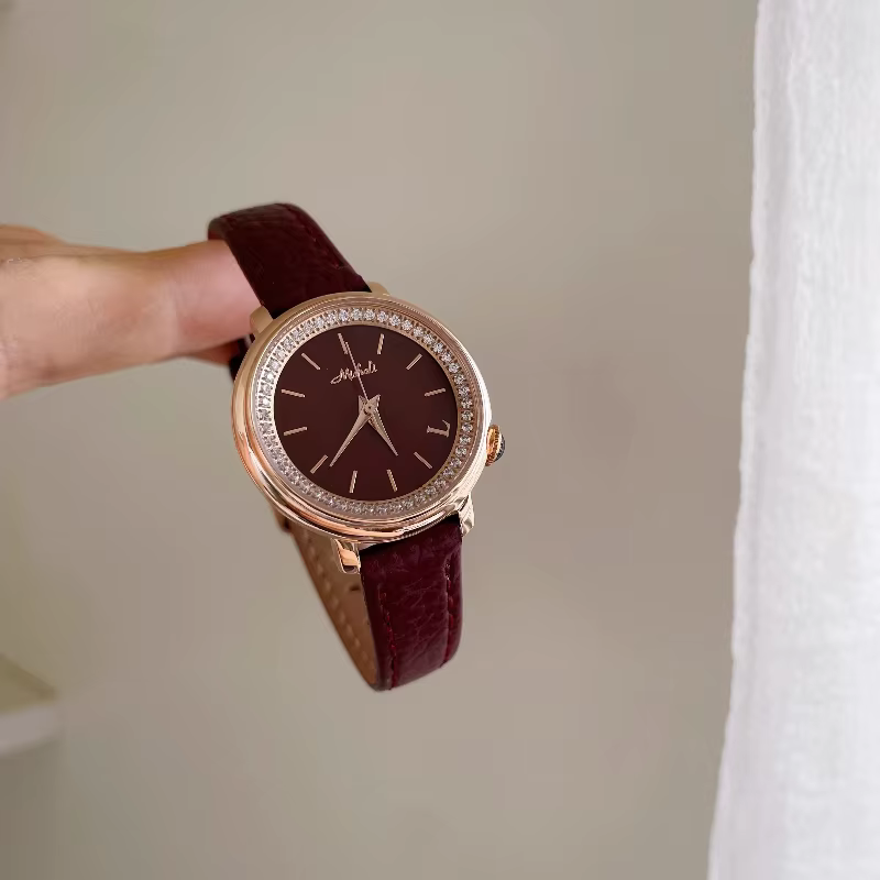 Montre à cadran rond bordeaux, rétro Chic, haut de gamme, luxe, serti de diamants, montre britannique pour dames, cadeau, nouvelle collection automne/hiver 2025