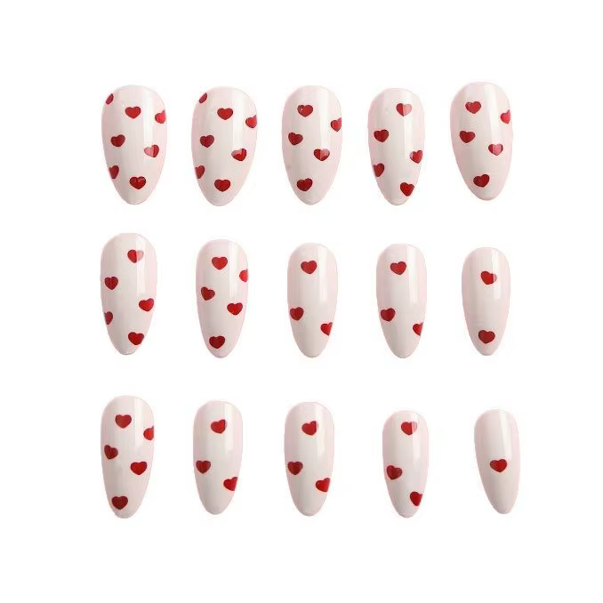 Faux ongles à presser blancs avec base rouge vin et motif cœur