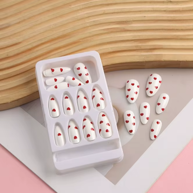 Faux ongles à presser blancs avec base rouge vin et motif cœur